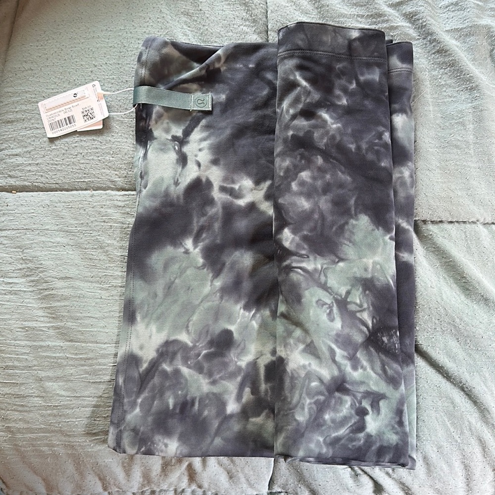 Lululemon customized snappable scarf